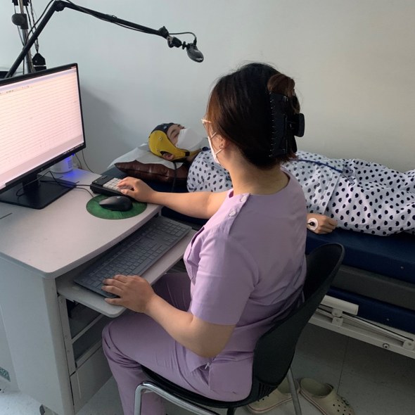 정량뇌파 검사 — 전극을 붙이고 편히 누운 상태에서 뇌파를 기록합니다