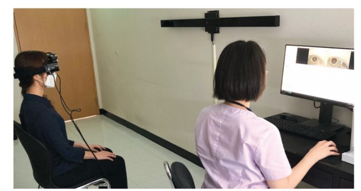 비디오안진검사 — 적외선 카메라가 달린 고글을 쓰고 눈의 움직임을 기록합니다